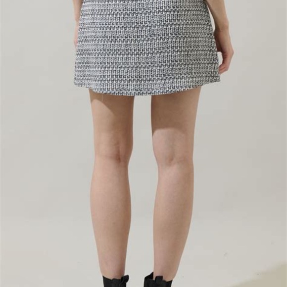 Janae Tweed Miny Pleated Plaid skirt Black/White Small Sugarlips NWT - Picture 3 of 7